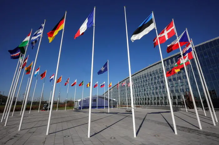 La Nato, presto verrà issata sull'asta la bandiera finlandese (Ansa)