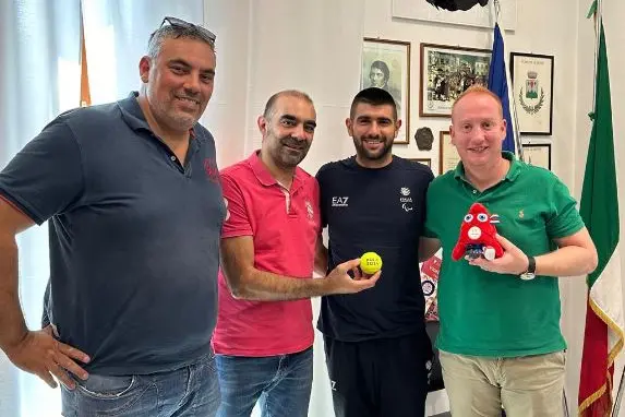 Luca Arca (secondo da destra) con il sindaco Michele Solinas (foto concessa)