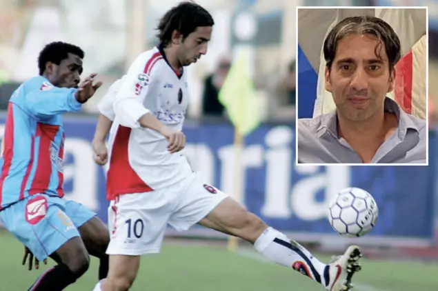 Capone in campo con la maglia del Cagliari, nel riquadro un primo piano (foto L'Unione Sarda)