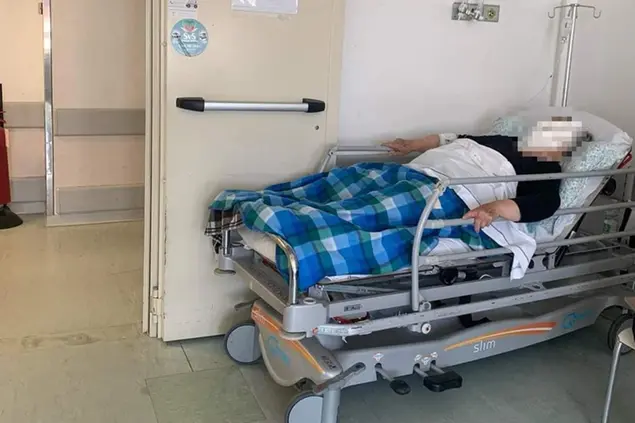 Giuseppa Deiana (85) fotografata dalla nipote Laura Zanzu nei corridoi del San Francesco