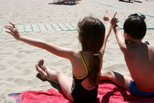 Bimbi in spiaggia (foto simbolo Ansa)