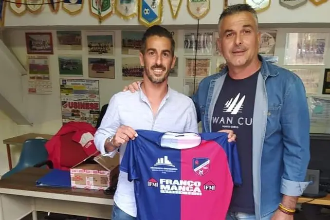 Il nuovo acquisto dell'Usinese Michele Pulina con il direttore sportivo Sandro Panzali (foto concessa dalla società)