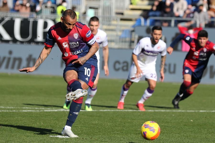 Cagliari raggiunto con l’uomo in più, con la Fiorentina finisce 1-1 un match dalle mille emozioni