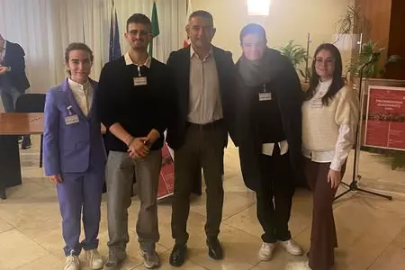 Il sindaco di Settimo Puddu con i quattro giovani pronti a partire per Cracovia (foto Serreli)