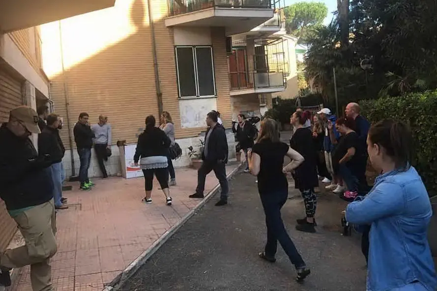 I militanti di estrema destra con alcuni residenti del quartiere prima dell'arrivo degli agenti
