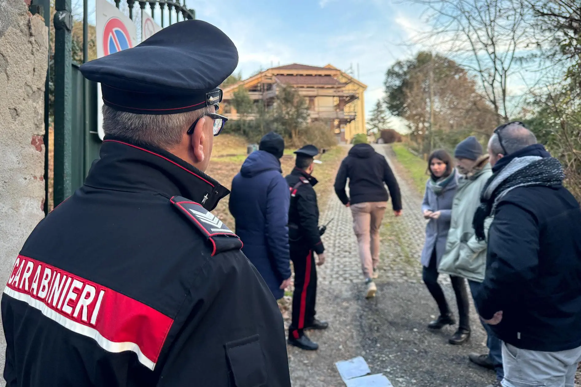 Una donna ha sparato al vicino di casa nel pomeriggio di oggi a Moncalieri (Torino). L'uomo, colpito all'addome, è stato portato in codice rosso nell'ospedale cittadino. L'episodio si è verificato in strada Cantamerla, nella zona precollinare di Moncalieri, quasi al confine con il Comune di Torino. Sul posto sono intervenuti i carabinieri. Secondo le prime informazioni all'origine del gesto ci sarebbero problemi di vicinato, 03 Gennaio 2025. ANSA/ALESSANDRO DI MARCO