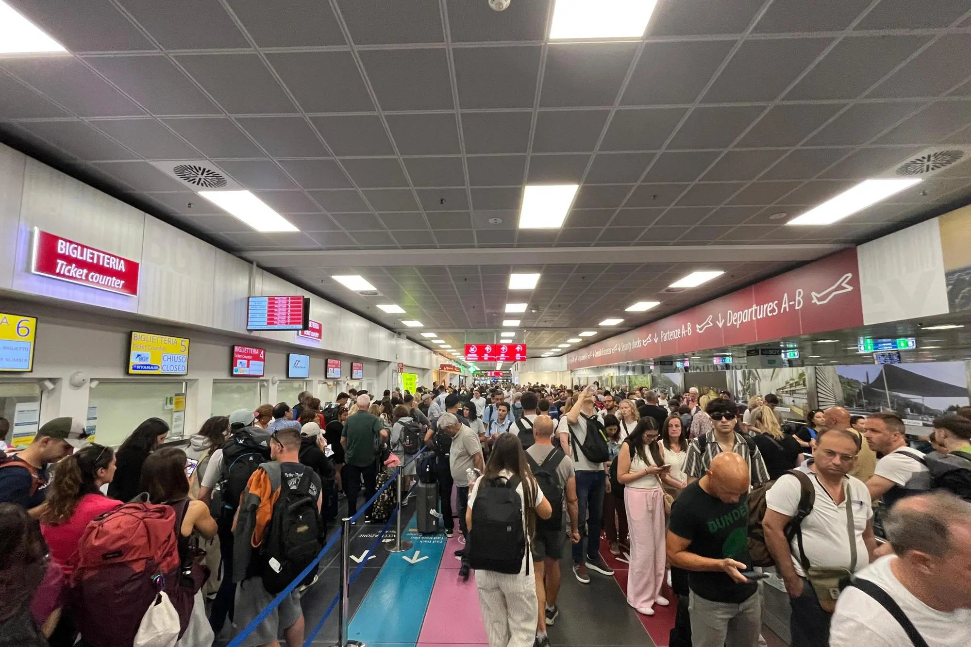 Voli sospesi all'aeroporto di Orio al Serio a causa della morte di un uomo risucchiato dal motore di un aereo in partenza, Bergamo, 8 luglio 2025. ANSA/Michele Maraviglia
