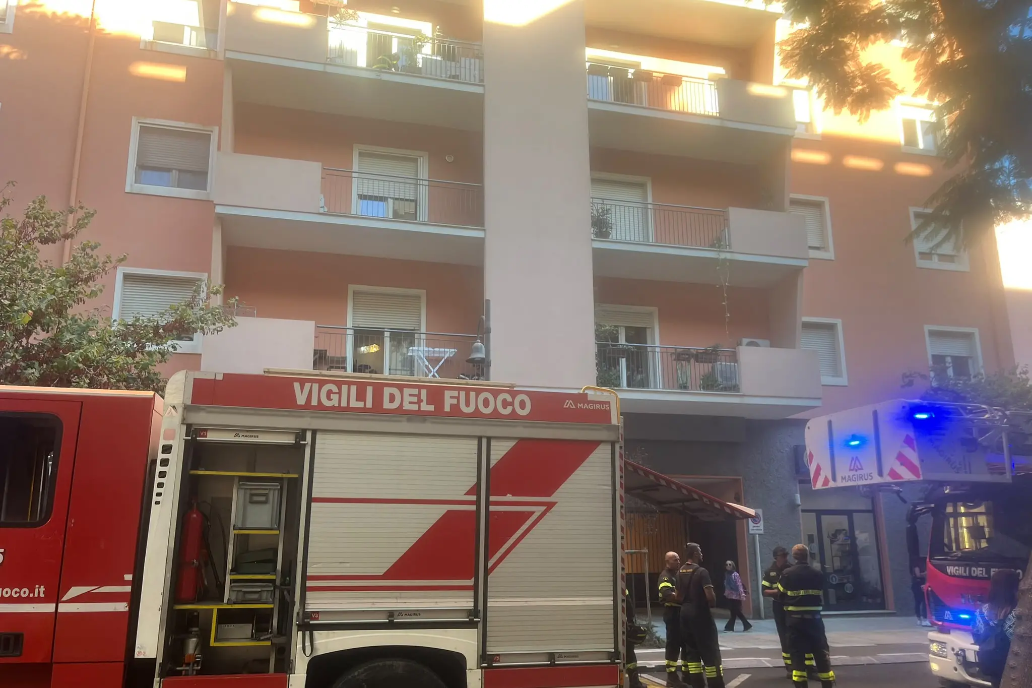 Cagliari, incendio in una casa in via Dante