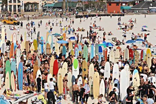 I surfisti si preparano a entrare in acqua a Pensacola Beach