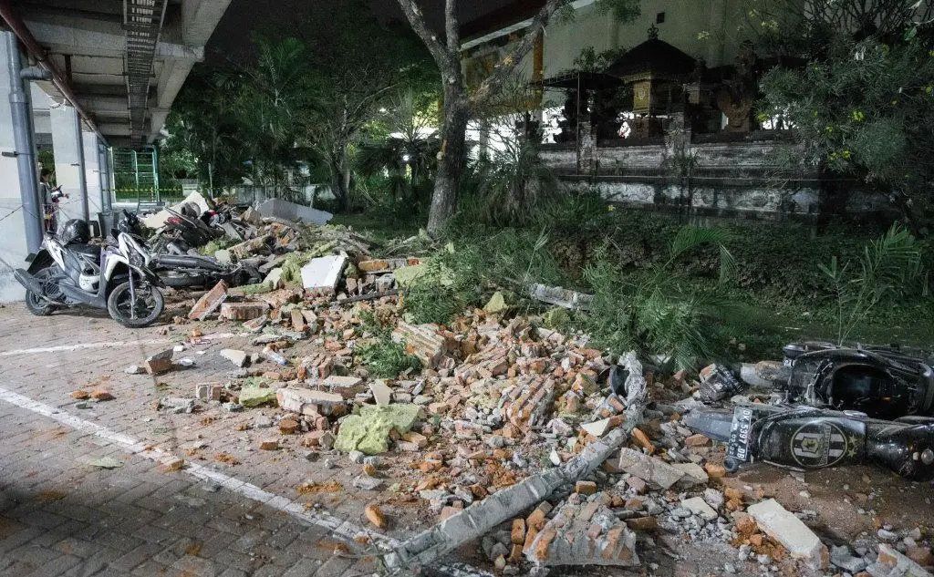 Macerie a Denpasar, Bali, dopo il sisma