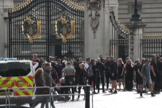 La regina sta male, i sudditi davanti a Buckingham Palace