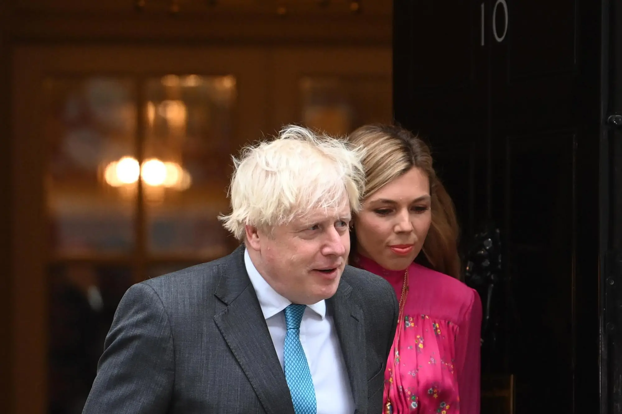 Boris Johnson lascia Downing Street insieme alla moglie (foto Ansa)
