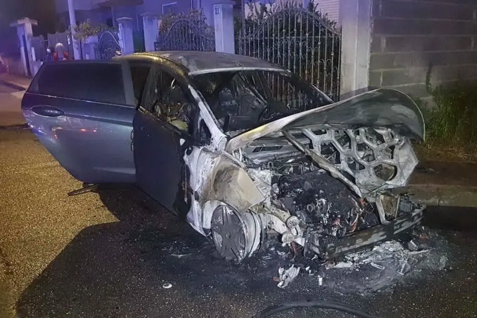 La Ford incendiata (foto Sanna)