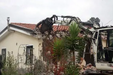 La demolizione di una casa