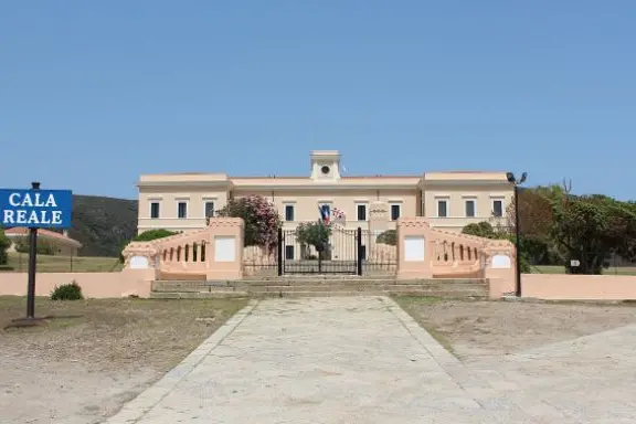 Palazzo del parco a Cala Reale (Pala)