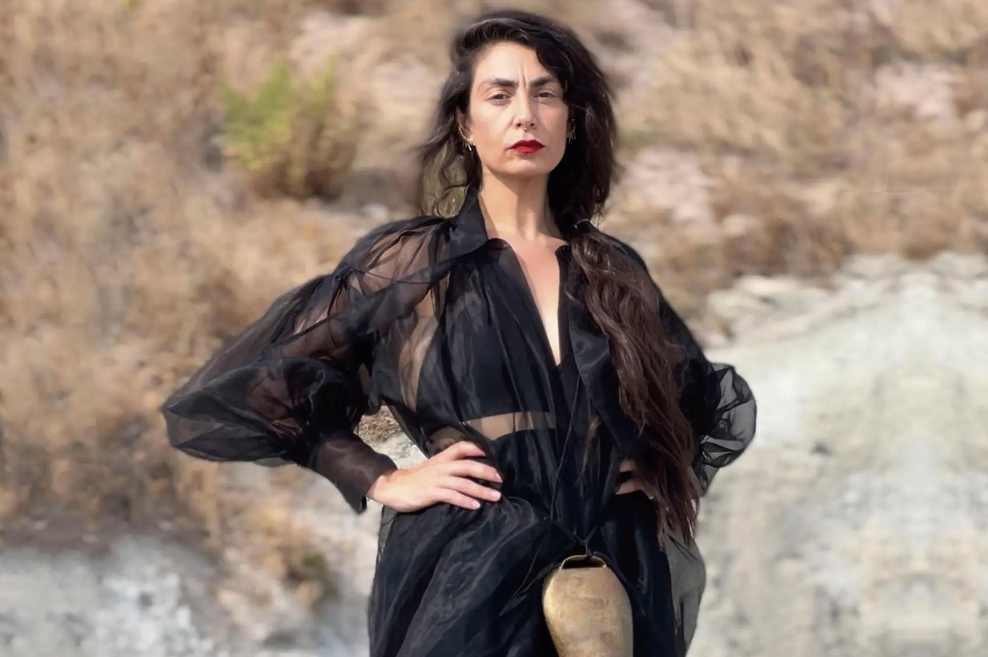 L'artista Monica Mura con i campanacci