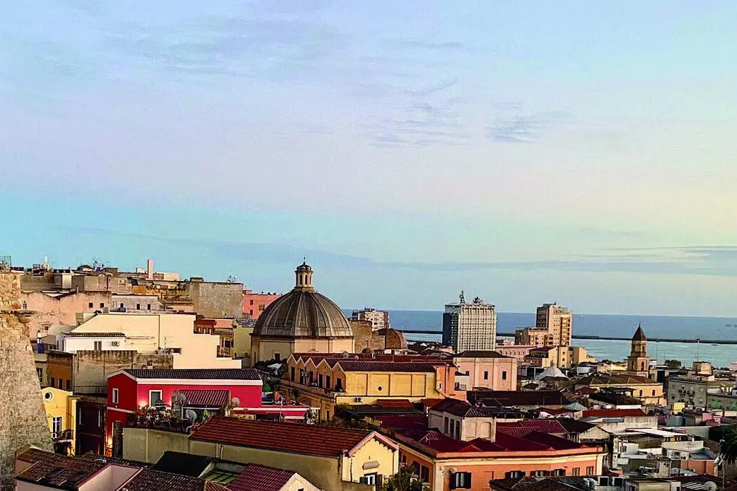05 giugno 2024 Panoramica di Cagliari su piazza Yenne e il quartiere della Marina. Foto Max Solinas