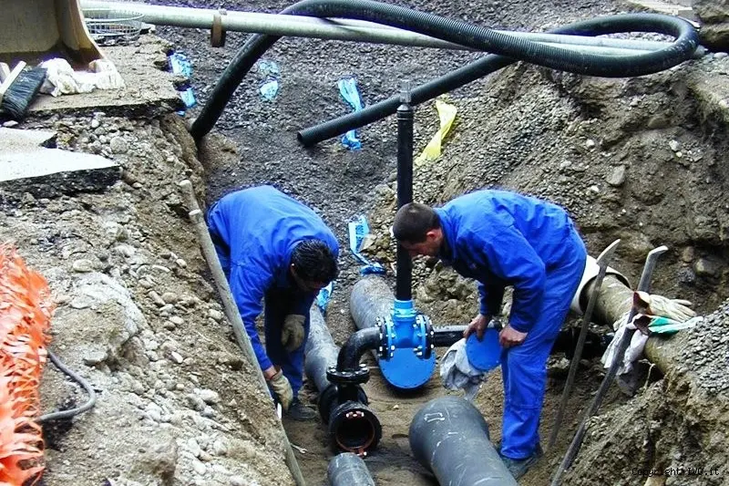 Operai al lavoro su una condotta