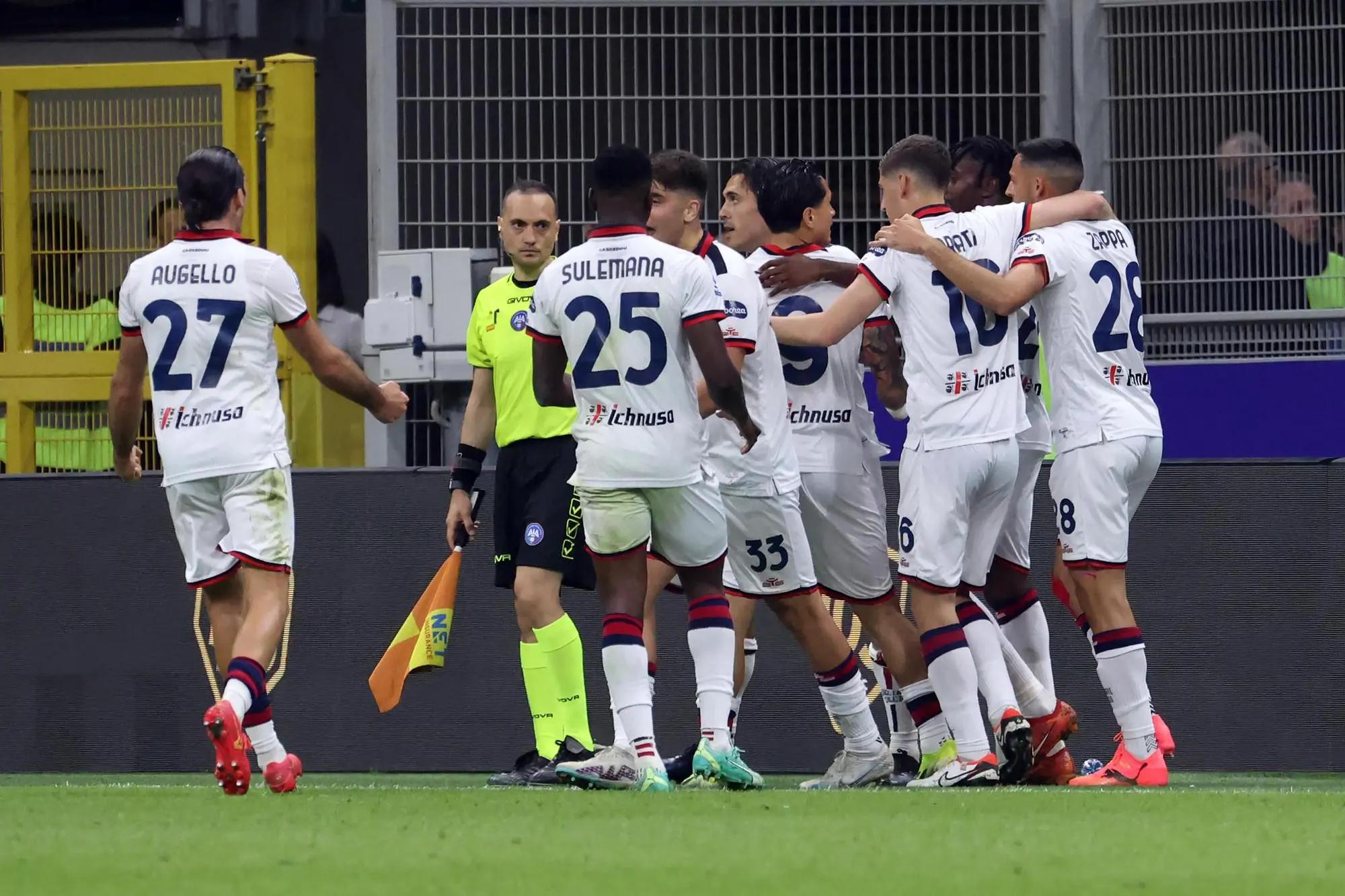 Cagliari's Benito Viola jubilates with his teammates after scoring goal of 2 to 2 during the Italian serie A soccer match between Fc Inter and Cagliari at Giuseppe Meazza stadium in Milan, 14 April 2024. ANSA / MATTEO BAZZI