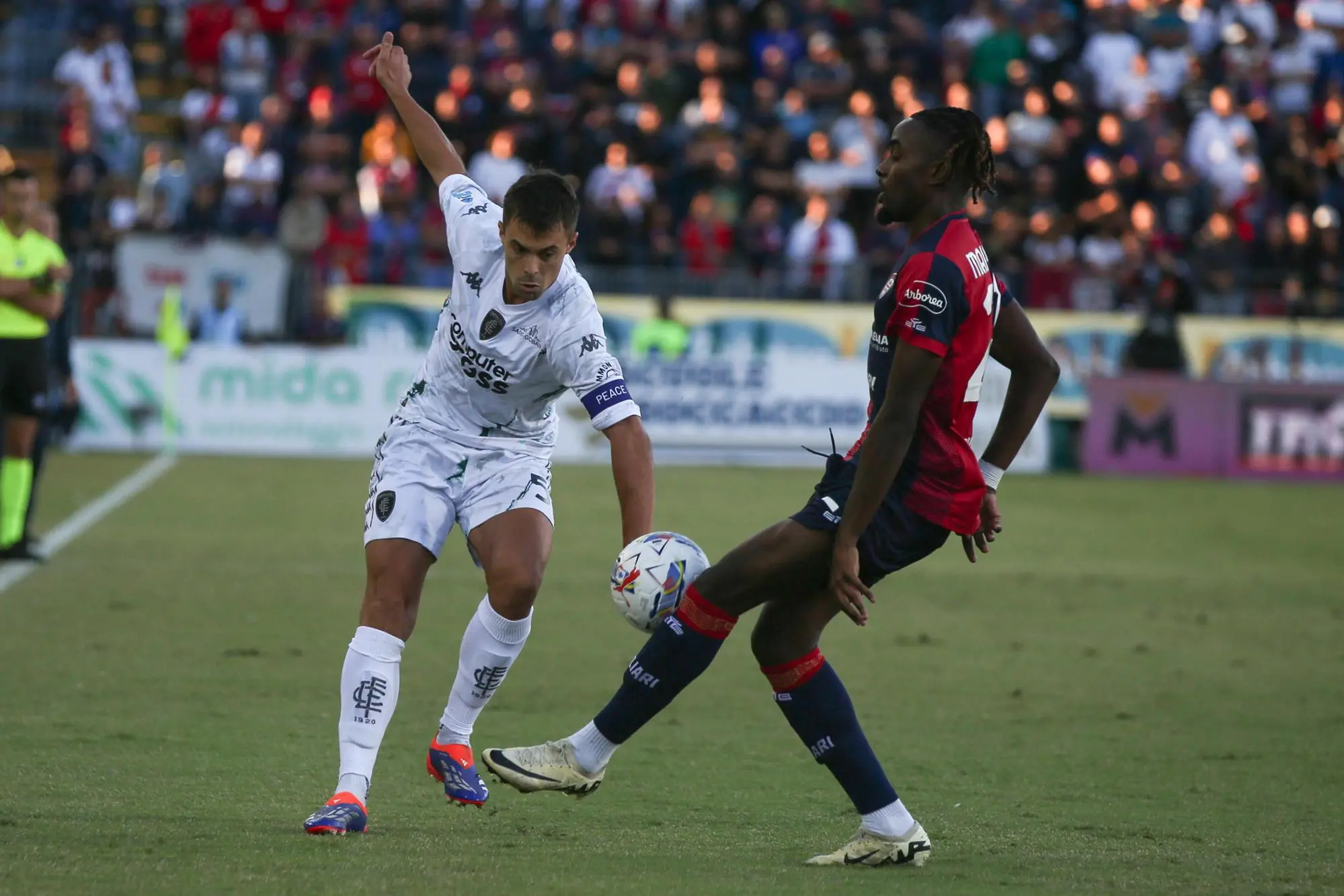 Cagliari's Antoine Makoumbou (R) and Empoli's Alberto Grassi (L) in action during the Italian Serie A soccer match Cagliari calcio vs Empoli FC at the Unipol domus in Cagliari, Italy,20 September 2024 ANSA/FABIO MURRU