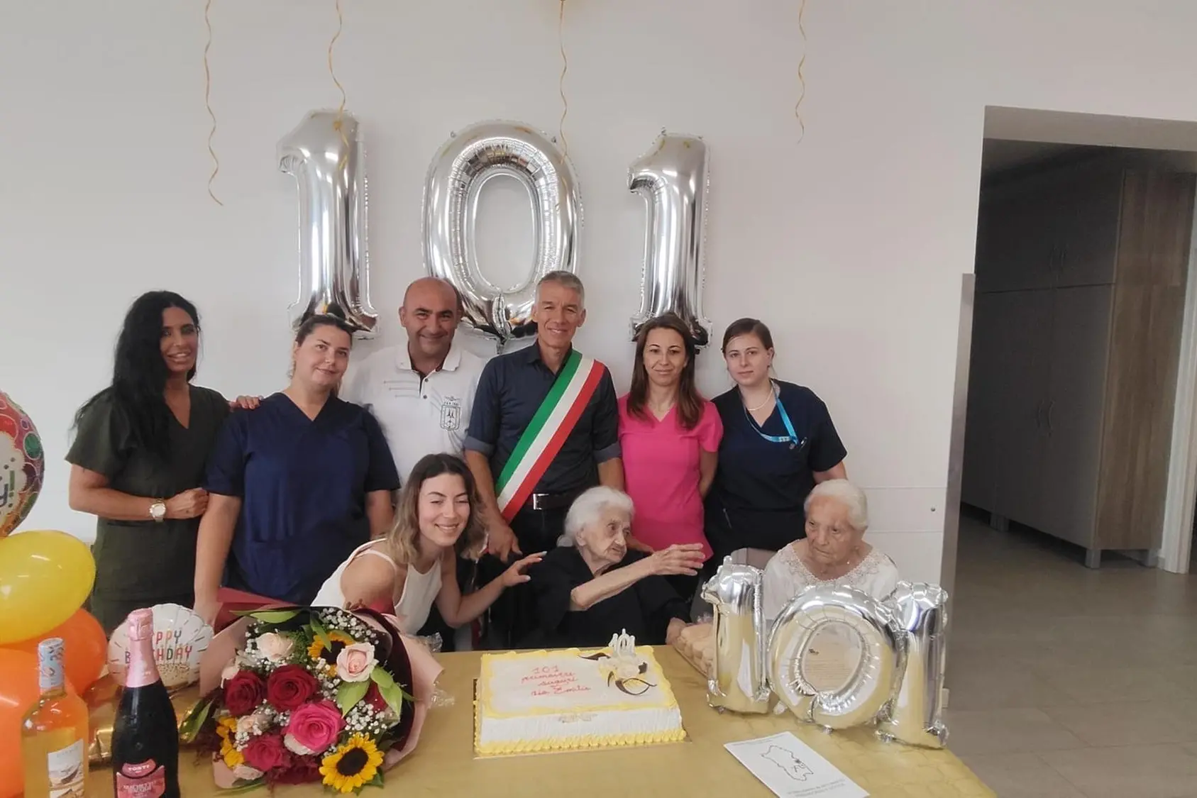 Festeggiamenti per la nonnina di Elini