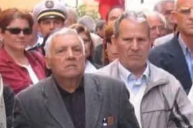 Gino Atzeni, con la giacca grigio scuro, a una commemorazione (Foto archivio Spi-Cgil)