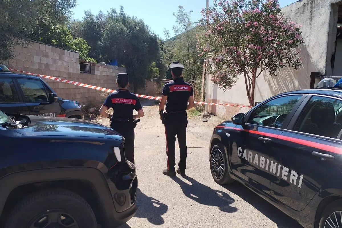 I carabinieri sul luogo del delitto a Santadi (foto concessa)