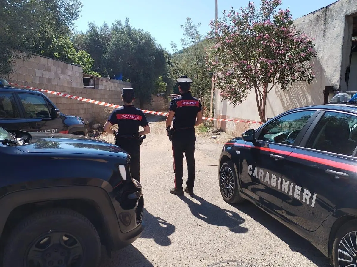 I carabinieri sul luogo del delitto a Santadi (foto concessa)