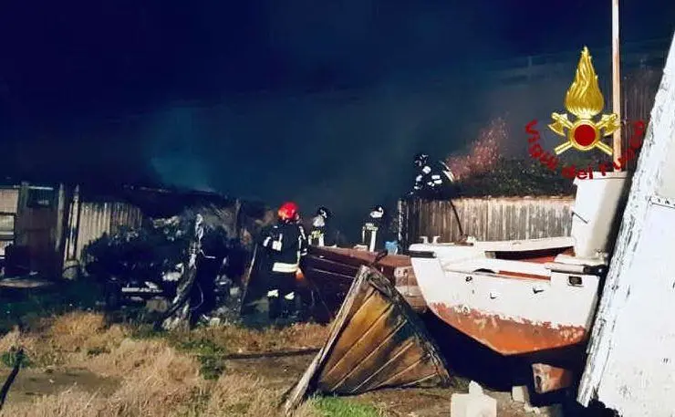 L'imbarcazione incendiata (foto vigili del fuoco)
