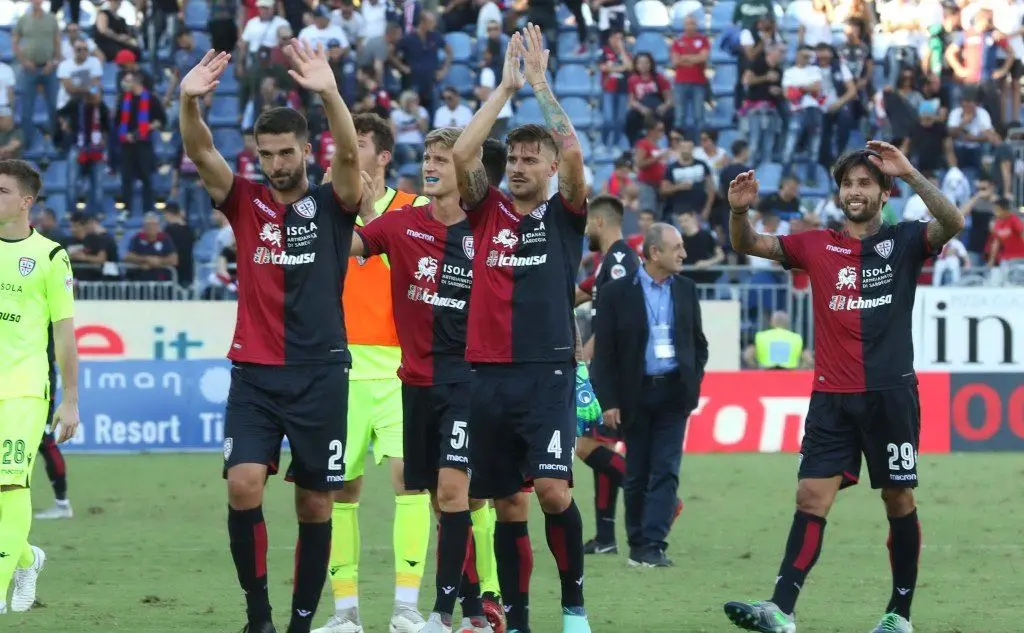 I giocatori del Cagliari a fine partita (Ansa)