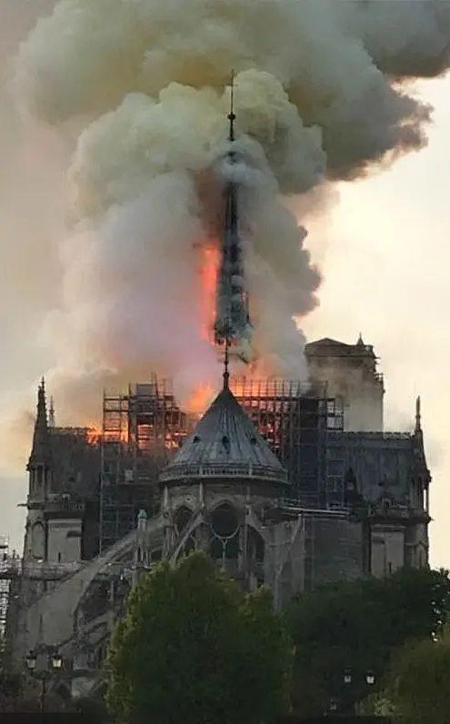 Fuoco e fiamme sul tetto della cattedrale (foto Twitter)