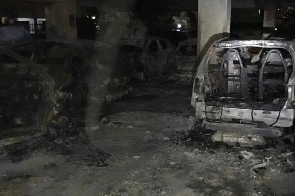 Un'auto distrutta a seguito dell'incendio che si è sviluppato a Pirri