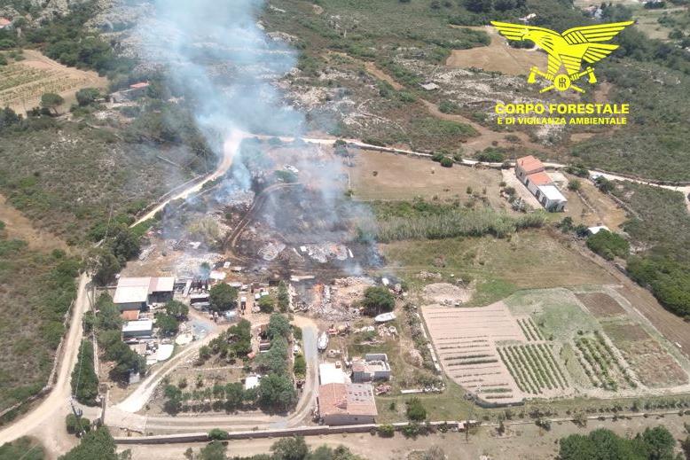 Ferragosto di fuoco a Carbonia e Bottidda: 5.000 mq di macchia mediterranea in fumo