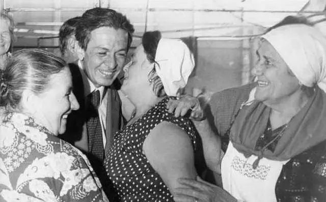 Berlinguer con alcune donne