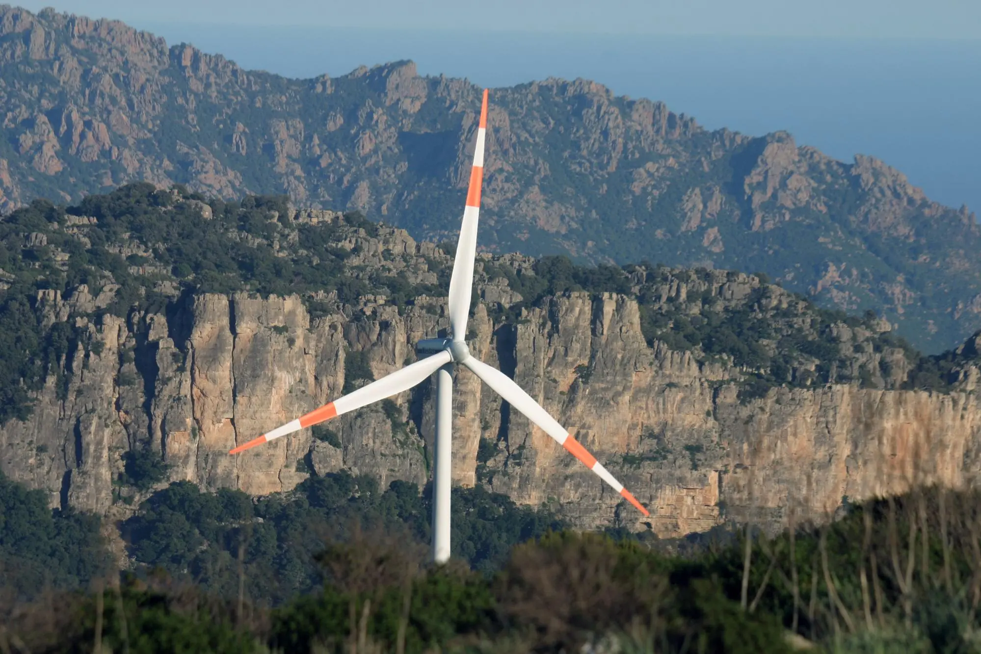 Una pala di un parco eolico in Sardegna