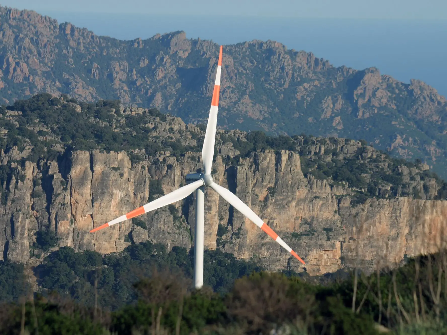 Una pala di un parco eolico in Sardegna