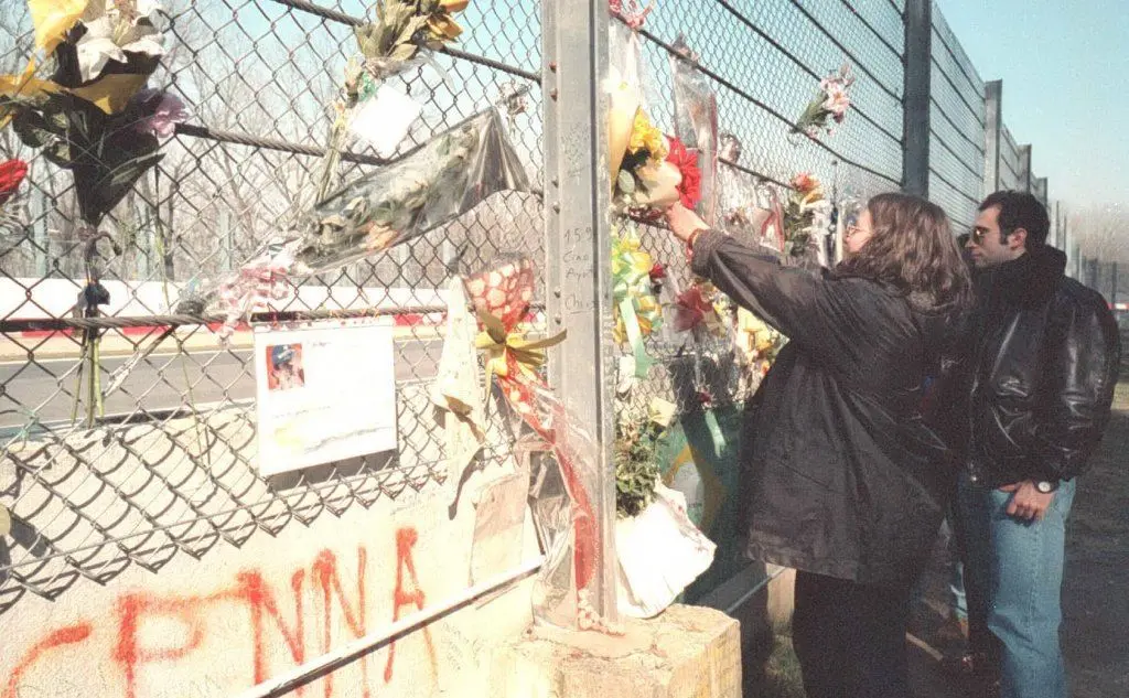 Fiori e biglietti sul muretto dell'incidente