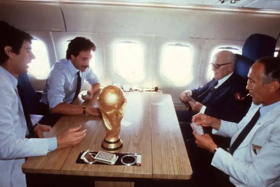 La coppa conquistata dall’Italia nel 1982 in Spagna in una foto storica con Pertini e l’allenatore Bearzot (Archivio L'Unione Sarda)