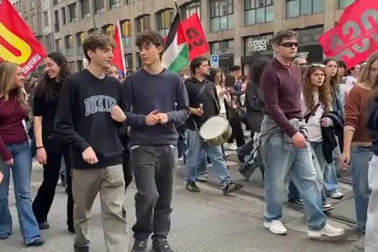 A Milano sfila il corteo degli studenti, almeno 3000 in piazza