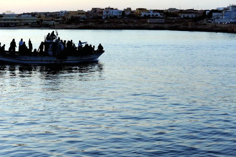 Un barcone carico di migranti (Archivio L'Unione Sarda)