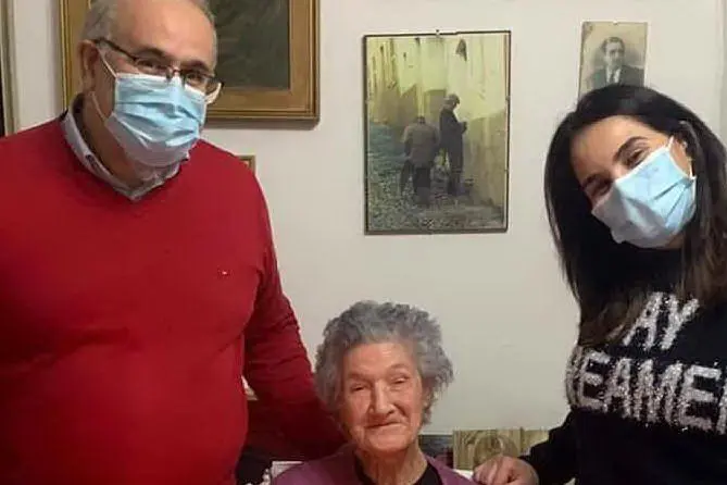 A sinistra il sindaco di Ozieri Marco Murgia, al centro Zia Liedda, a destra l'assessore Teresa Ghisaura (foto concessa Amministrazione)