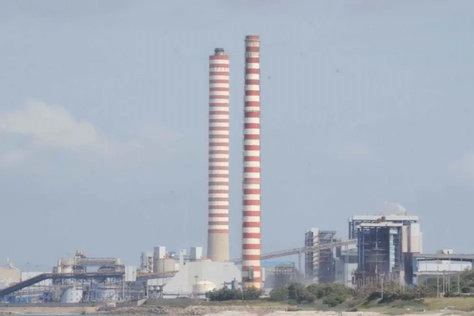 Demolita la ciminiera della centrale elettrica di Fiume Santo