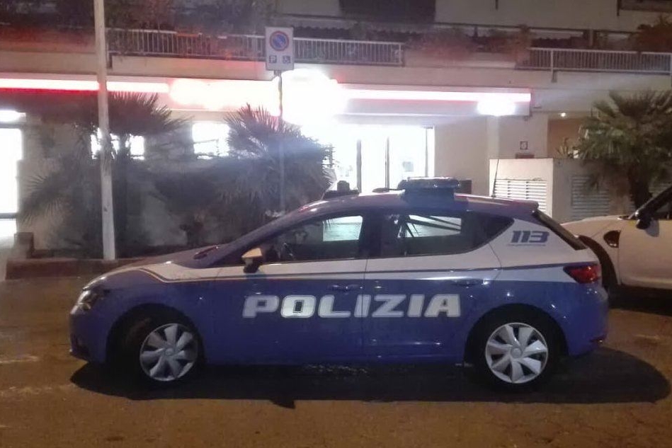 La polizia sul luogo della rapina (foto L'Unione Sarda)