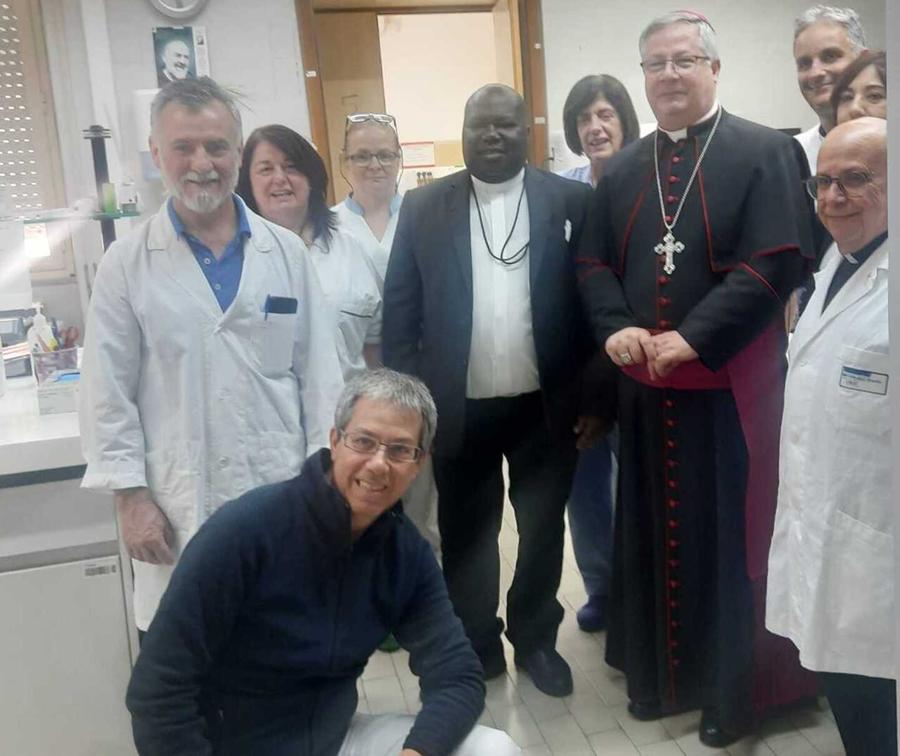 Il vescovo: «Ospedale da salvare»