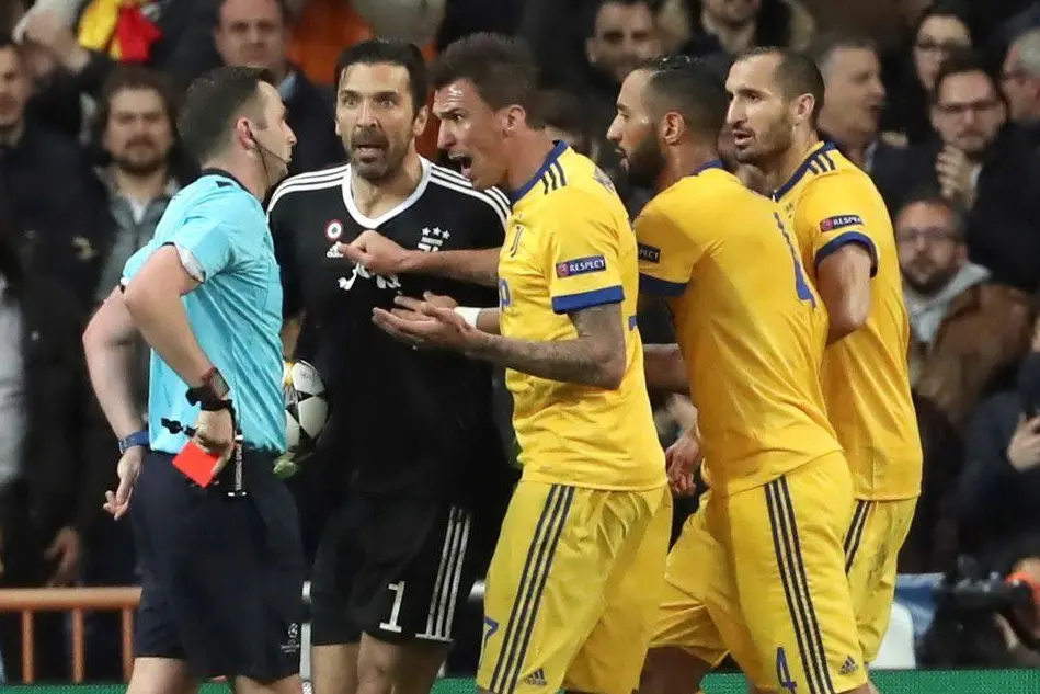 Le proteste di Buffon al termine di Real Juve e l'arbitro che tira fuori il cartellino rosso (Ansa)
