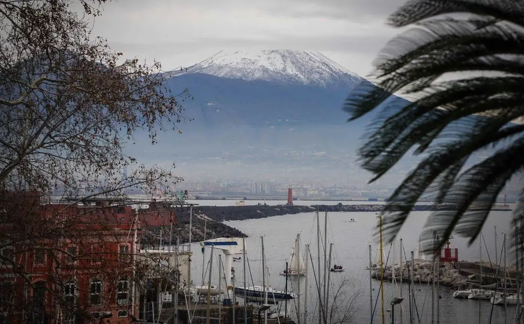 Una suggestiva immagine dal porto di Napoli