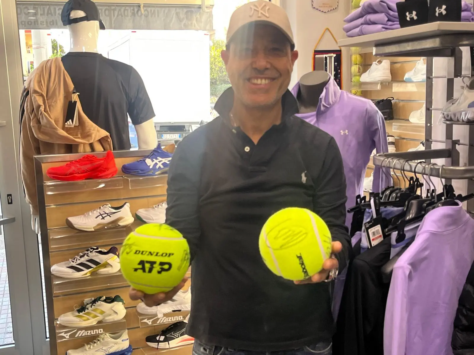 Pierpaolo Jumbo Melis con le palle firmate dai giocatori delle squadre italiane di Coppa Davis vincitrici nel 2024 e nel 2025 (foto p. c.)