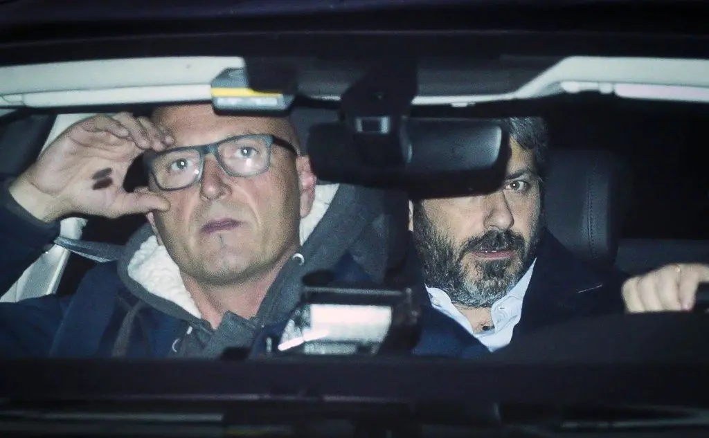 Roberto Fico lascia Montecitorio sulla sua auto blu (Ansa)