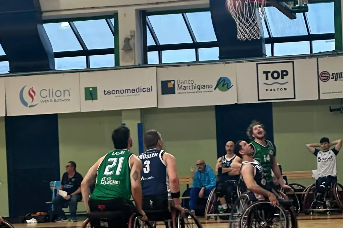 La Dinamo Lab in maglia blu (foto dinamobasket.com)