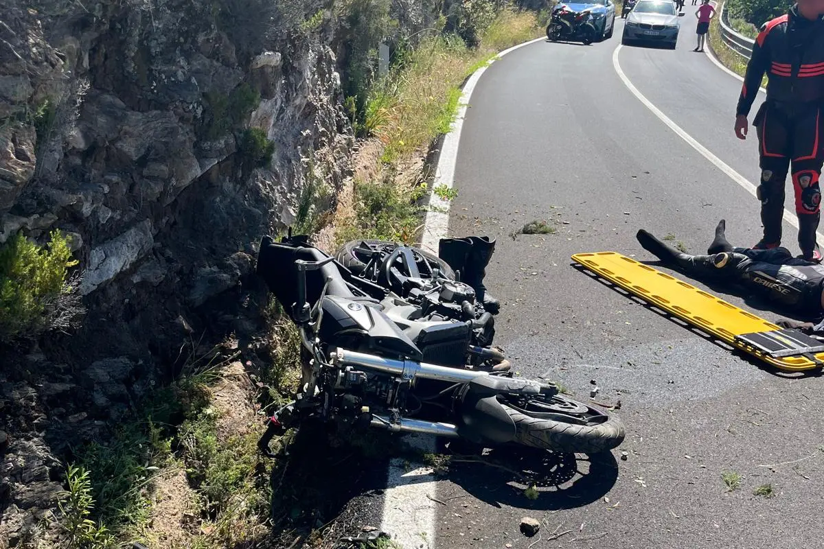 La moto distrutta (foto Secci)